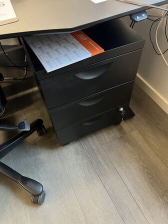 Elhævesænkebord, kontorstol, skuffedarium og fodstøtte