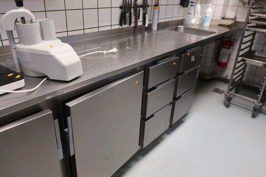 Rustfri stålbord med vask og armatur