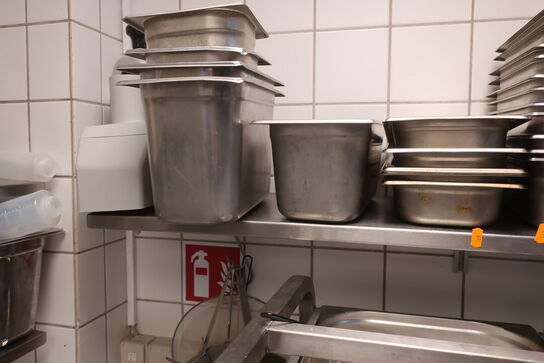 Rustfri stålhylde med div. Gastrobakker