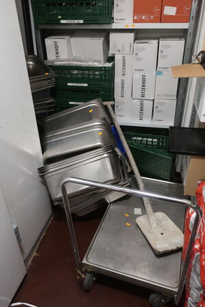 Div. Gastrobakker samt rustfri stålvogn