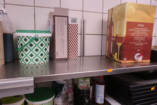 Rustfri stålhylde med varelager, køkkenservice m.m.
