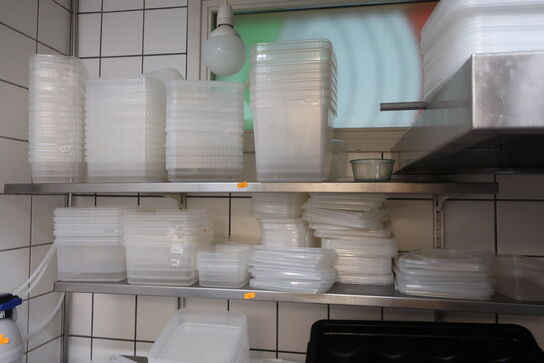 3 stk. rustfri stålhylder med div. Plastikbøtter