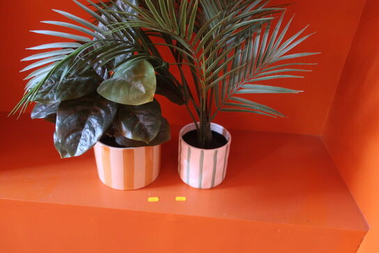 2 stk. kunstige planter i krukker