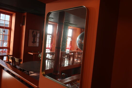 Cafébord, spejl samt vægfigur