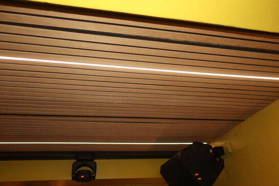 Akustikpaneler i loft med LED-Lys