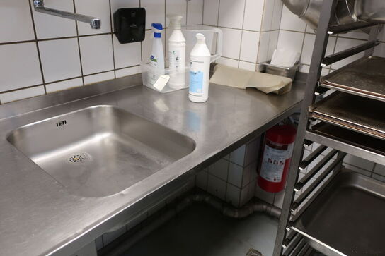 Rustfri stålbord med vask og armatur