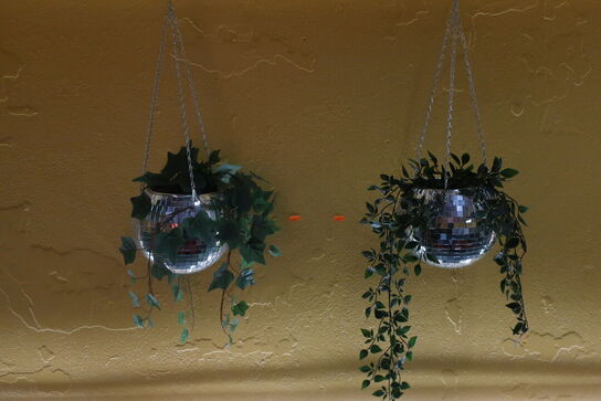 2 stk. planter i diskokugler