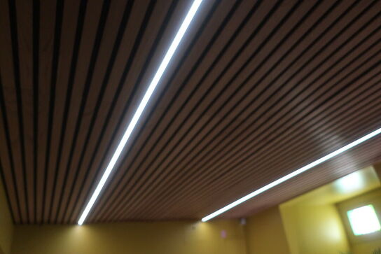 Akustikpaneler i loft med LED-Lys