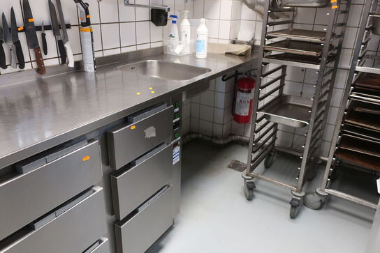 Rustfri stålbord med vask og armatur