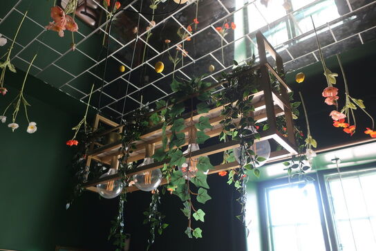 Loftslampe i indsats samt kunstige planter i spejlloft