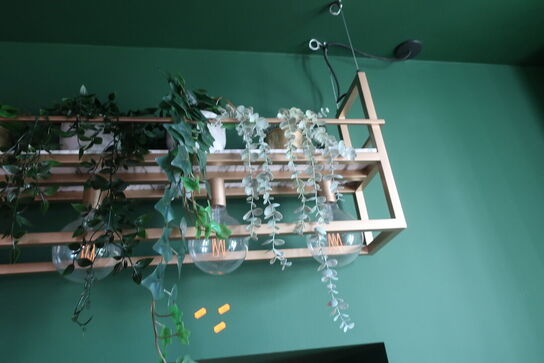 Loftslampe i indsats samt kunstige planter