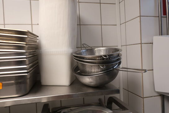 Rustfri stålhylde med div. Gastrobakker