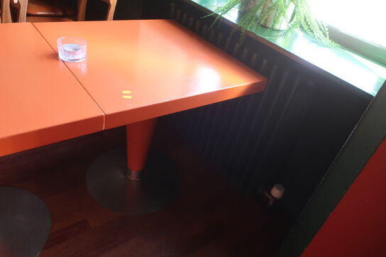 Cafébord i massiv eg (malet)