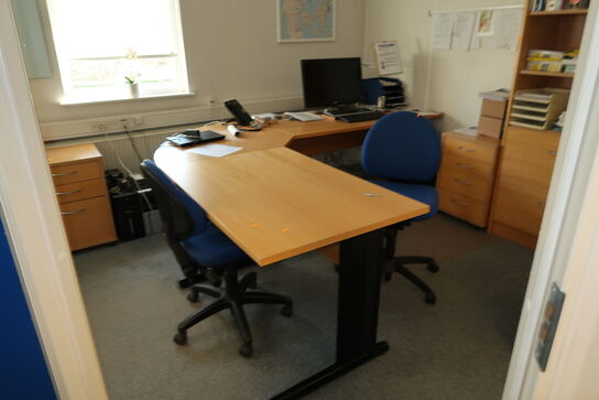 Skrivebord, kontorstole, reol, skabe, skuffemoduler RUMAS m.m.