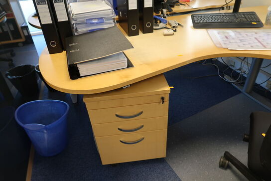 El. hæve/sænke skrivebord, computerskærm, computer, kontorstol m.m.