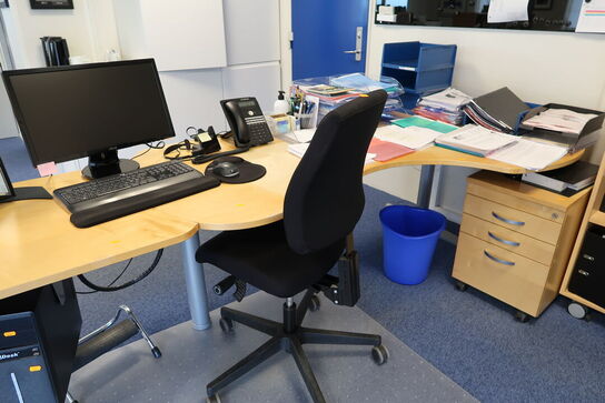 El. hæve/sænke skrivebord, computerskærm, computer, kontorstol m.m.