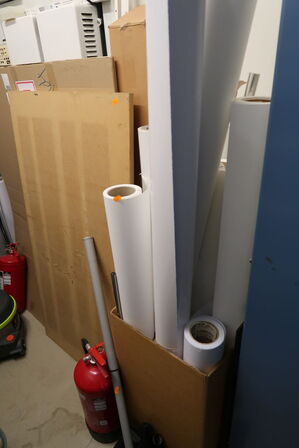 Reol med kontorartikler, lamper, glasophæng m.m.