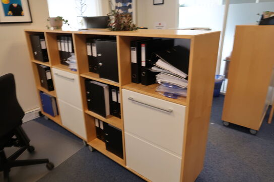 El. hæve/sænke skrivebord, computerskærm, computer, kontorstol m.m.