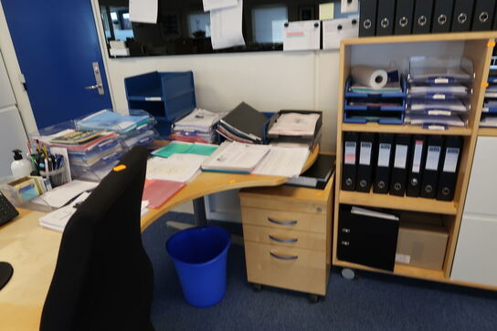 El. hæve/sænke skrivebord, computerskærm, computer, kontorstol m.m.