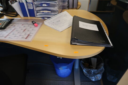 El. hæve/sænke skrivebord, computerskærm, computer, kontorstol m.m.