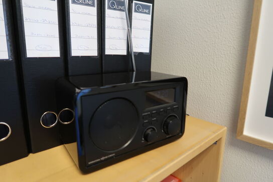 El. hæve/sænke skrivebord, computerskærm, computer, kontorstol m.m.