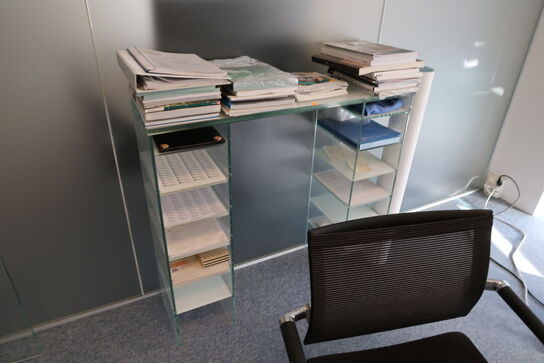 2 stk. skabe BONDO med indhold samt reol og plante