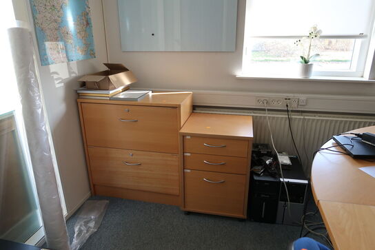 Skrivebord, kontorstole, reol, skabe, skuffemoduler RUMAS m.m.