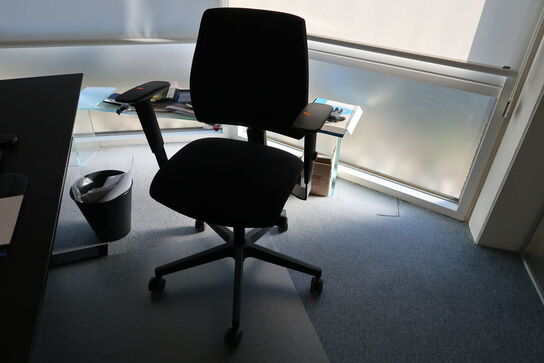 El. hæve/sænke skrivebord DENCON, kontorstol samt stol