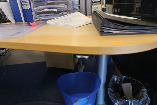 El. hæve/sænke skrivebord, computerskærm, computer, kontorstol m.m.