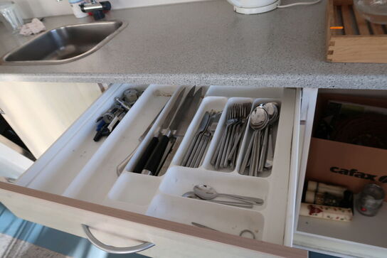 Mikrobølgeovn DAEWOO samt div. Køkkenservice