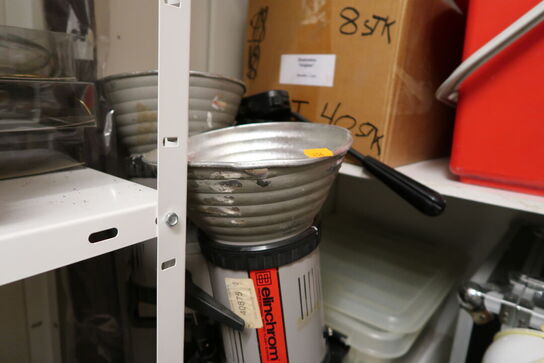 Reol med kontorartikler, lamper, glasophæng m.m.