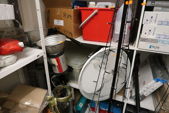 Reol med kontorartikler, lamper, glasophæng m.m.