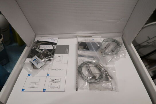 Reol med kontorartikler, lamper, glasophæng m.m.