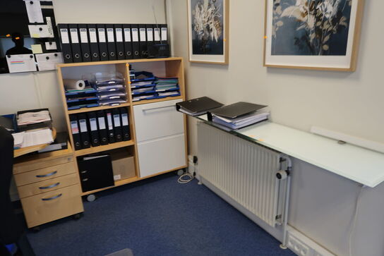 El. hæve/sænke skrivebord, computerskærm, computer, kontorstol m.m.