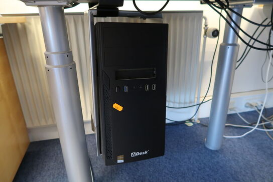 El. hæve/sænke skrivebord, computerskærm, computer, kontorstol m.m.