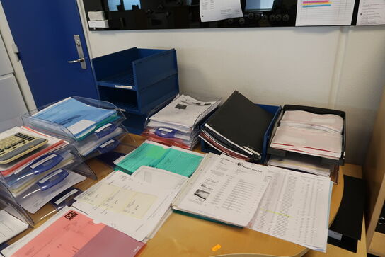 El. hæve/sænke skrivebord, computerskærm, computer, kontorstol m.m.