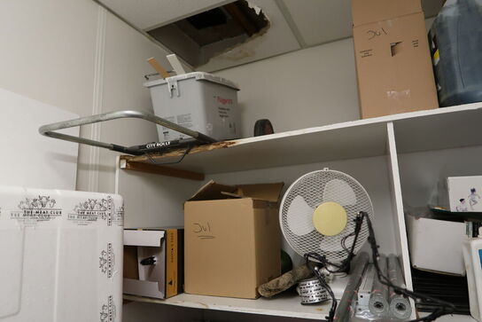 Reol med kontorartikler, lamper, glasophæng m.m.