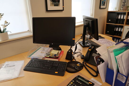 El. hæve/sænke skrivebord, computerskærm, computer, kontorstol m.m.