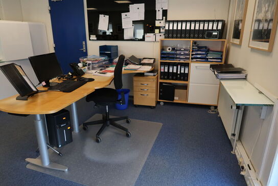 El. hæve/sænke skrivebord, computerskærm, computer, kontorstol m.m.