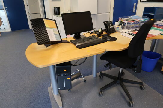 El. hæve/sænke skrivebord, computerskærm, computer, kontorstol m.m.