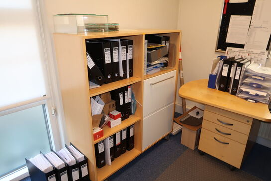 El. hæve/sænke skrivebord, computerskærm, computer, kontorstol m.m.