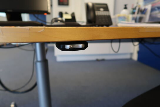 El. hæve/sænke skrivebord, computerskærm, computer, kontorstol m.m.