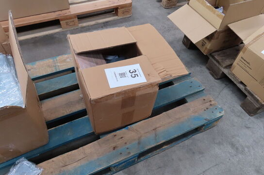 Kasse med diverse fryseelementer til vin