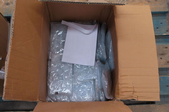 Kasse med diverse fryseelementer til vin