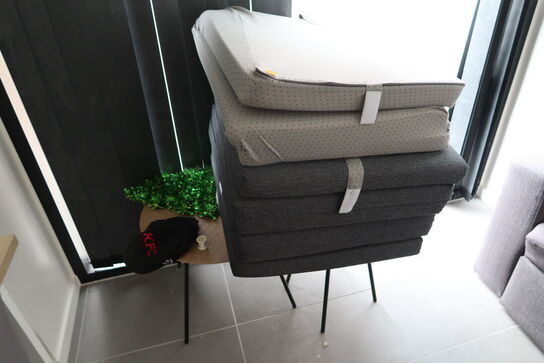 Bord med stol samt sofa