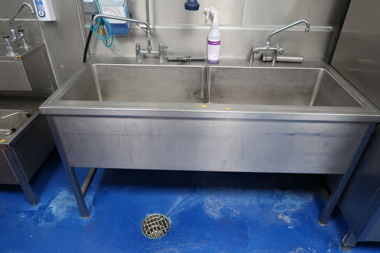 Rustfri stålvaske med armatur m.m.