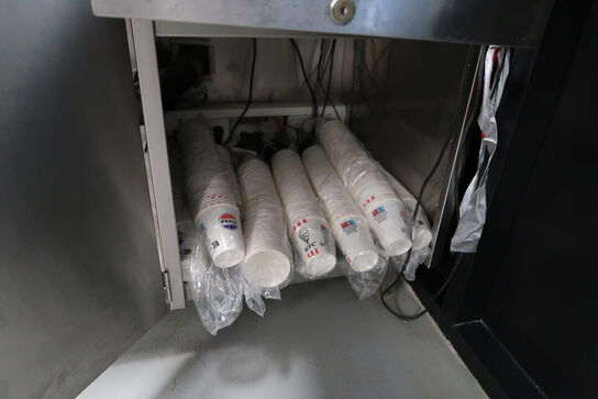 Rustfri stålbord med indhold og sodavandsdispenser (kasseapparat medfølger ikke)