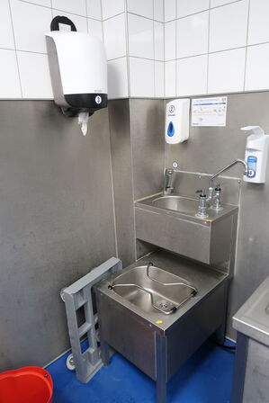 Håndvaskestation, papirdispenser, sæbedispenser m.m.