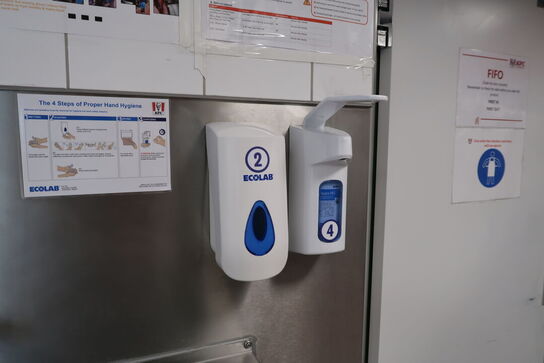 Håndvaskestation, papirdispenser, sæbedispenser