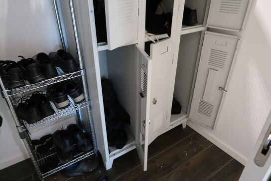 2 stk. stole, bord, reol samt omklædningsskabe med indhold